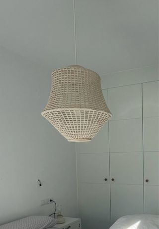 Lámpara de techo beige tejida