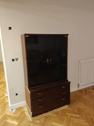 Vitrina de madera con cajones y cristal