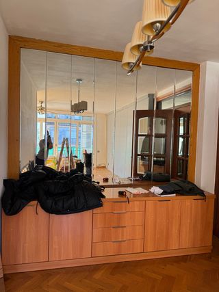 Mueble de madera con espejo