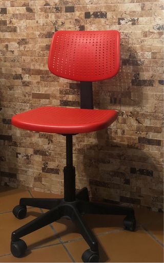 Silla de escritorio roja y negra