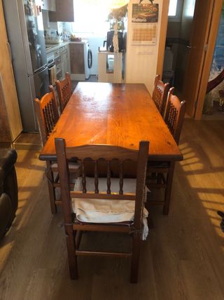 Mesa de comedor de madera rústica con sillas