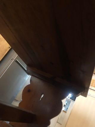 Mesa de comedor de madera rústica con sillas