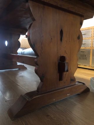 Mesa de comedor de madera rústica con sillas