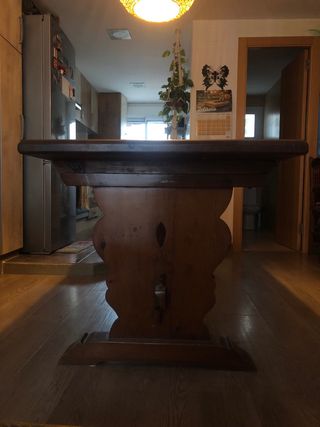 Mesa de comedor de madera rústica con sillas