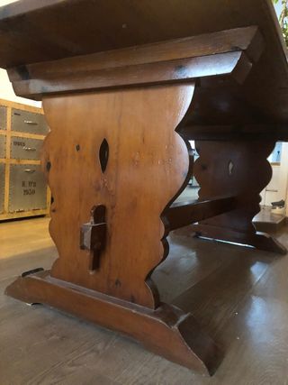 Mesa de comedor de madera rústica con sillas