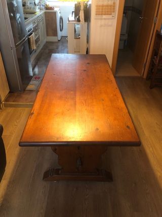 Mesa de comedor de madera rústica con sillas