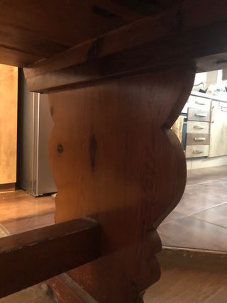 Mesa de comedor de madera rústica con sillas