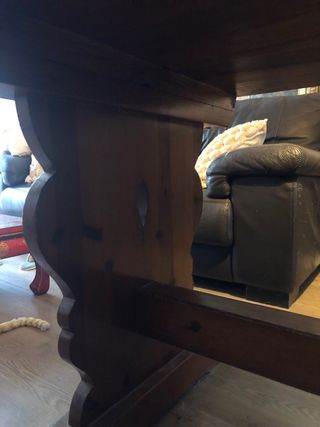 Mesa de comedor de madera rústica con sillas