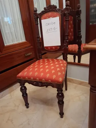 Silla de caoba con tapicería roja