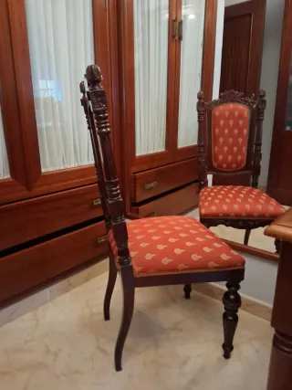 Silla de caoba con tapicería roja