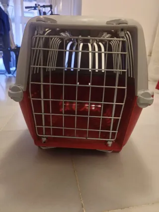 Transportín- jaula gris y rojo para mascotas