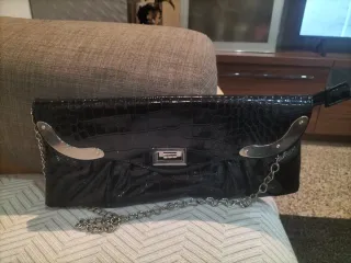 Bolso de mano negro con cadena