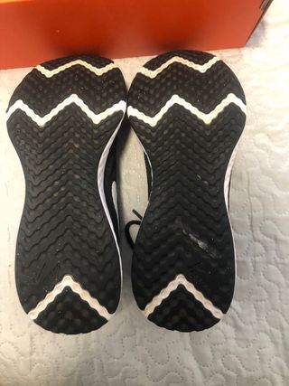 Zapatillas Nike Negras y Blancas Poco Uso, unisex