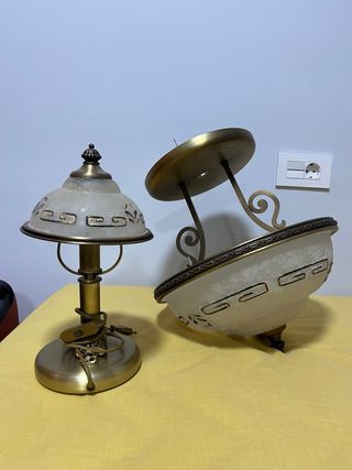 Lámparas de mesa y techo doradas