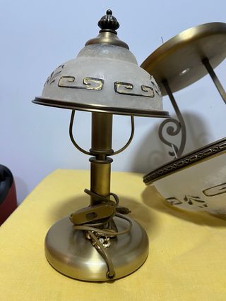 Lámparas de mesa y techo doradas