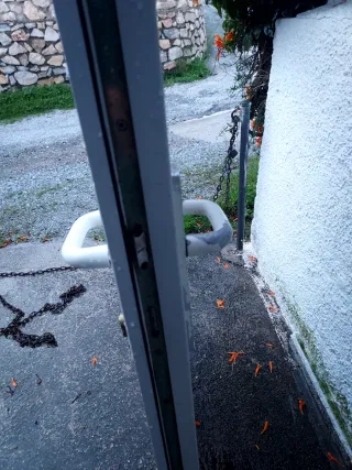 Puerta blanca exterior con marco, bombin y llabe.