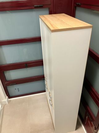 Mueble de almacenaje blanco y madera