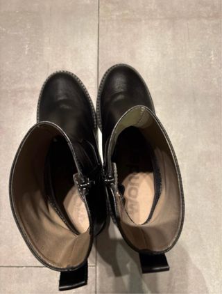 Botines negros de cuero