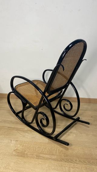 Mecedora de mimbre y bambú