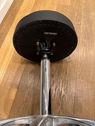 Taburete elevable con ruedas