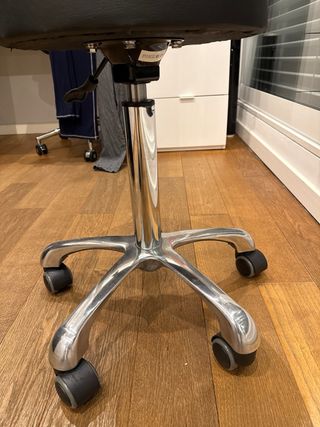 Taburete elevable con ruedas