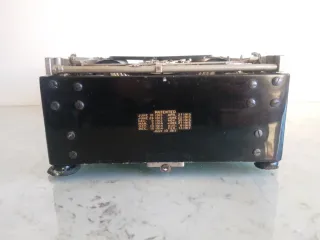 Máquina de escribir antigua Corona