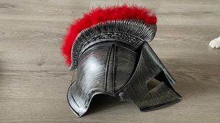 Casco espartano con capa