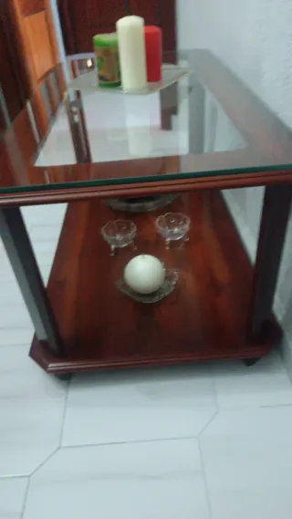 Mesa de salón de cristal y madera