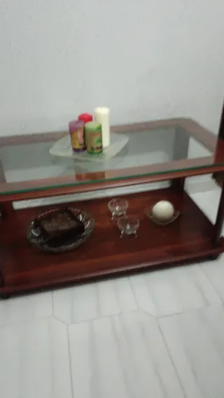 Mesa de salón de cristal y madera
