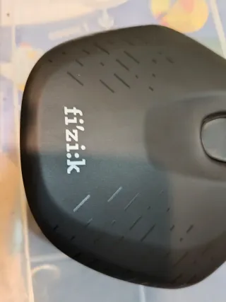 Sillín Fizik Terra Negro con dos salidas