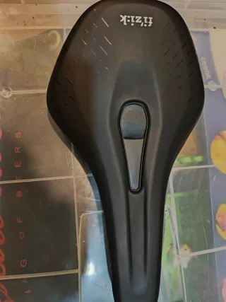 Sillín Fizik Terra Negro con dos salidas