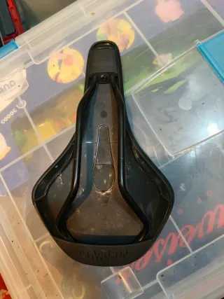 Sillín Fizik Terra Negro con dos salidas