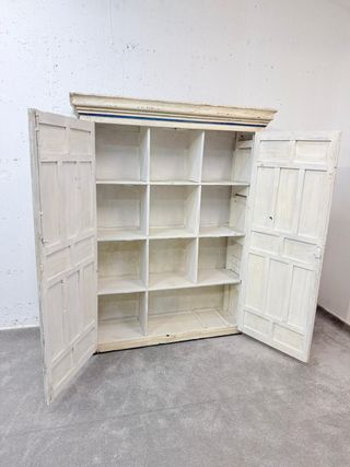 Gran armario alacena  con compartimentos.