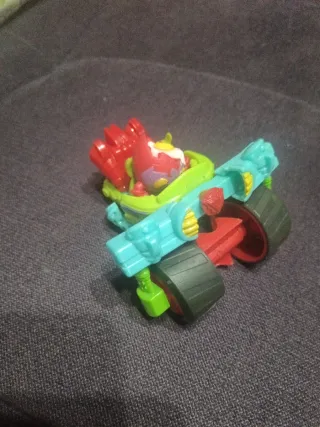 Coches Superthings con muñecos