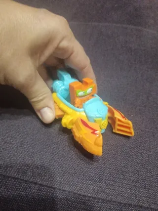 Coches Superthings con muñecos