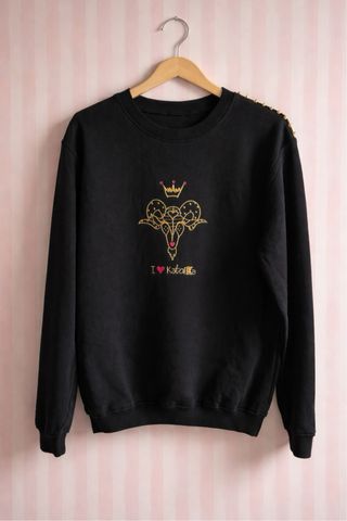 Sudadera Negra Bordada con diseño exclusivo.