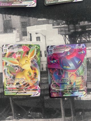 Carta Pokémon VMAX Leafeon y Dragapult