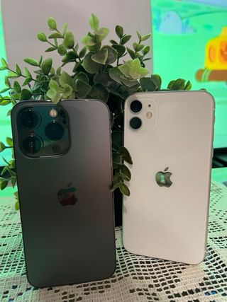 2 iPhones Apple