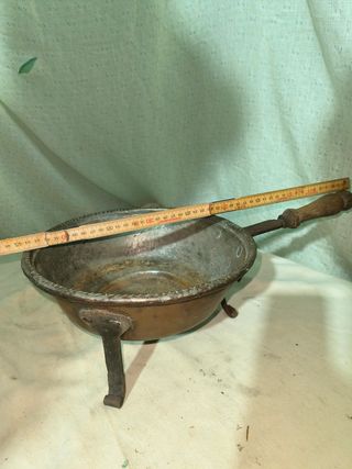 Sartén antigua de cobre con pies