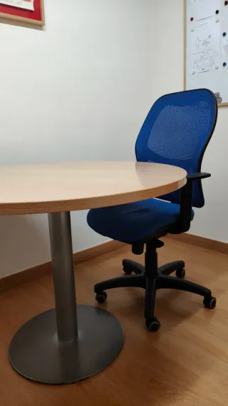 Silla de escritorio azul regulable