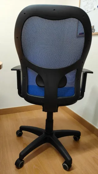 Silla de escritorio azul regulable
