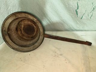 Olla antigua de cobre con mango