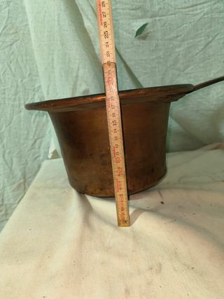 Olla antigua de cobre con mango