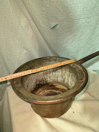 Olla antigua de cobre con mango