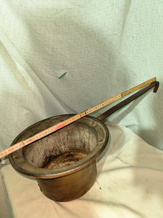 Olla antigua de cobre con mango