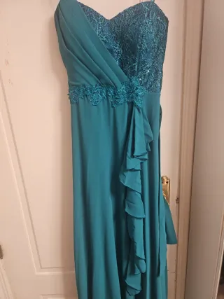 Vestido de fiesta verde azulado con encaje