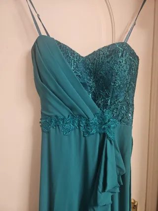 Vestido de fiesta verde azulado con encaje