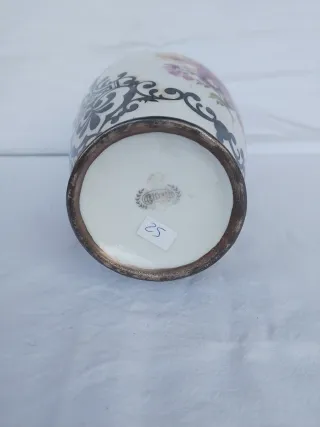 Jarrón de porcelana y plata