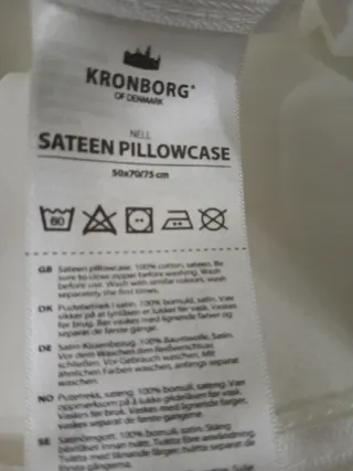 Funda de almohada de tela blanca