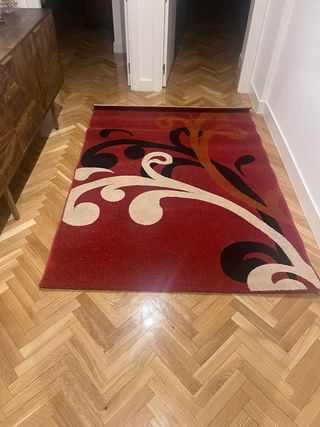 Alfombra roja con diseño floral